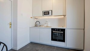 Una cocina compacta equipada con microondas, tostadora y lavavajillas.