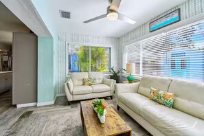 Living area - Mini-Resort Paradise Pool, Tiki & Guest Bungalow (Seminole)
