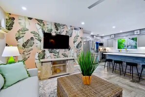 Living area - Mini-Resort Paradise Pool, Tiki & Guest Bungalow (Seminole)