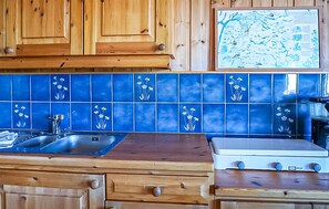Fridge, stovetop, cookware/dishes/utensils - Cozy home in Vøringsfoss with sauna (Vøringsfoss)
