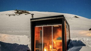 A snow-covered mountain with a glass-enclosed cabin. - Cozy home in Vøringsfoss with sauna (Vøringsfoss)