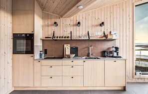 Fridge, dishwasher, coffee/tea maker, cookware/dishes/utensils - 4 bedroom beautiful home in Vøringsfoss (Vøringsfoss)
