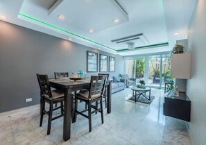 Ein modernes Interieur mit Essbereich, einer Couch und einem Couchtisch.