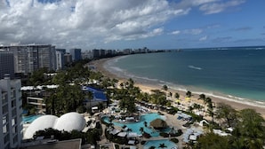 Ein Resort mit Poolbereich, Strand und Meerblick.