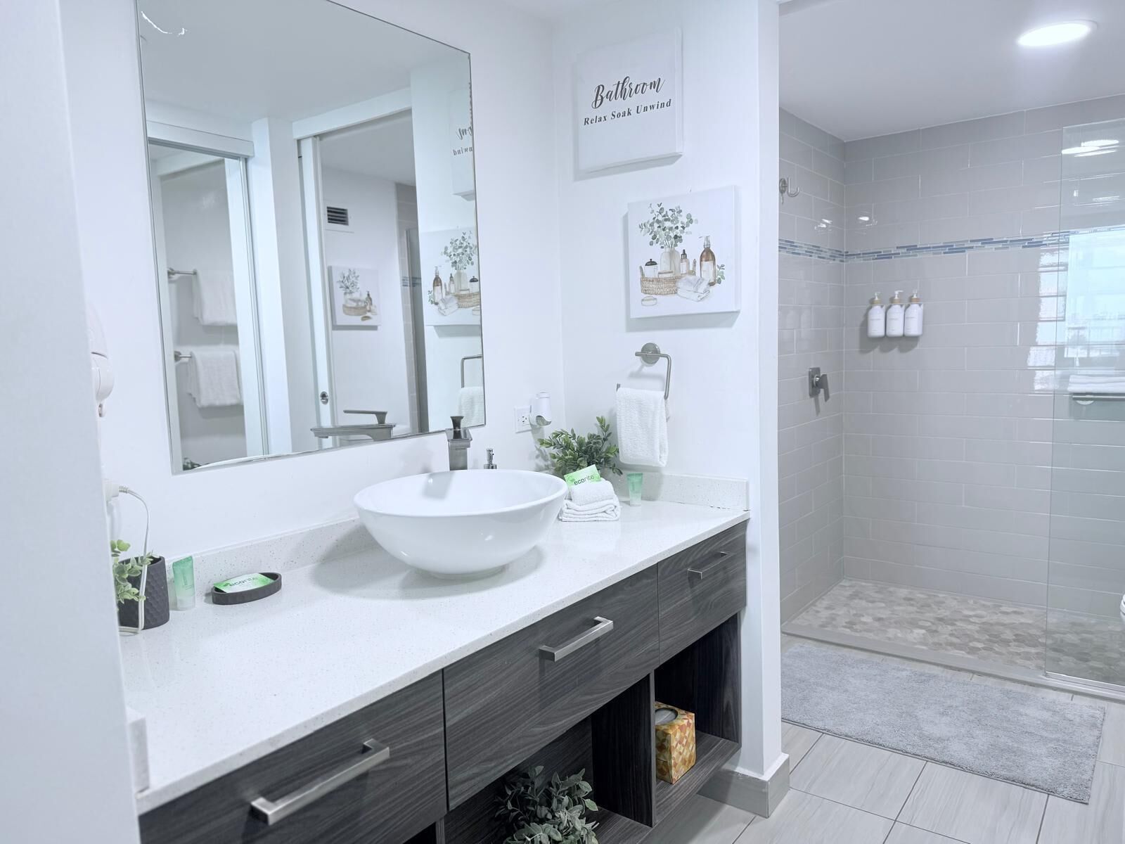 Dusche, Haartrockner, Handtücher, Shampoo