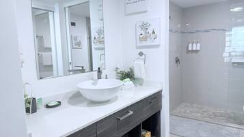 Dusche, Haartrockner, Handtücher, Shampoo