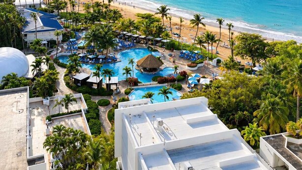 Ein Resort mit Pool, Strand und Meerblick.