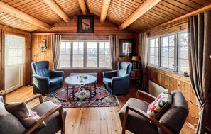 TV, fireplace - Nice home in Beitostølen with sauna (Beitostølen)