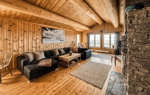 Nice home in Beitostølen with sauna