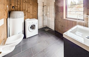 Bathroom - Nice home in Noresund with WiFi (Noresund)