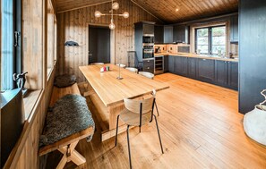 Fridge, oven, stovetop, dishwasher - Cozy home in Noresund with sauna (Noresund)