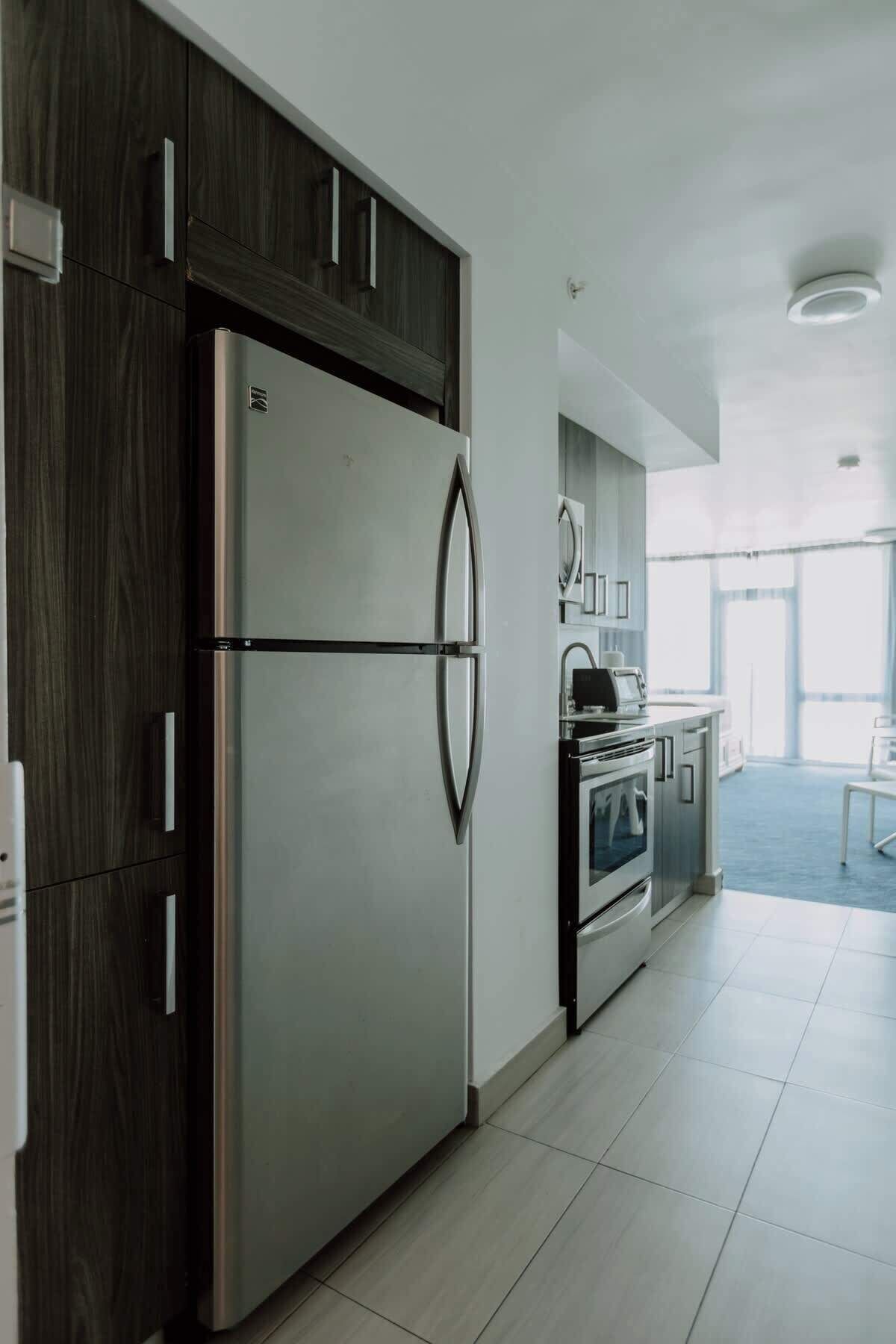 Refrigerador, microondas, horno y parrilla de estufa 