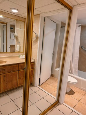 Ein Badezimmer mit Toilette, Dusche und Waschbecken.
