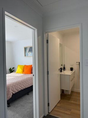 1 habitación, tabla de planchar con plancha, wifi gratis y ropa de cama 