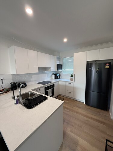 Modern Townhouse Near Airport - Cozy Private Room
