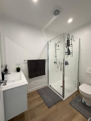 Regadera, toallas, jabón, papel de baño 