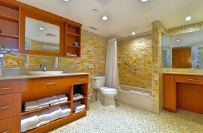 Dusche, Haartrockner, Handtücher, Shampoo