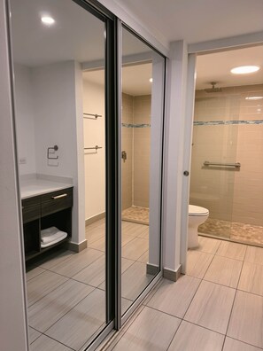Douche, sèche-cheveux, serviettes fournies, shampoing