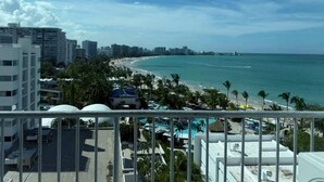 Un paisaje urbano costero con playa, edificios de hotel y cielo despejado.