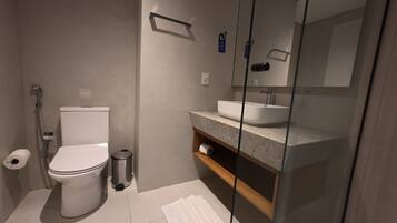 Apartamento básico | Banheiro | Chuveiro, produtos de toalete grátis, secador de cabelo