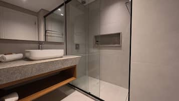 Appartement | Salle de bain | Douche, articles de toilette gratuits, sĂšche-cheveux
