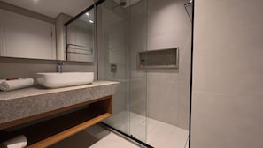 Appartement | Salle de bain | Douche, articles de toilette gratuits, sèche-cheveux
