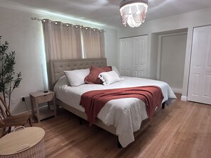 Room - New to VRBO - Large Private Pool - All New Furniture - Minutes to Beaches (Bradenton)