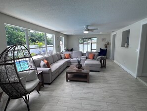 Smart TV - New to VRBO - Large Private Pool - Minutes to Beaches - All New Furniture  (Bradenton)