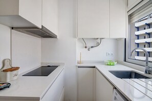 Geladeira, micro-ondas, fogão, cooktop