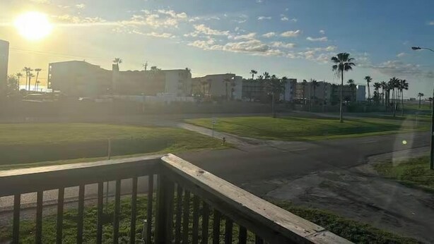 Vista de un paisaje urbano con edificios, palmeras y cielo despejado.