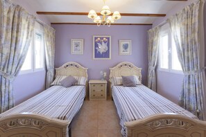 3 chambres, fer et planche à repasser, Wi-Fi gratuit, draps fournis