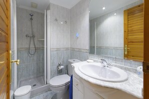 Douche, serviettes fournies