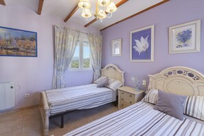 3 slaapkamers, een strijkplank/strijkijzer, gratis wifi, beddengoed