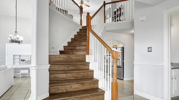 A staircase with wooden steps and white railings, leading to an upper level. - Charming 3-bedroom house with private pool in Houston (Houston)