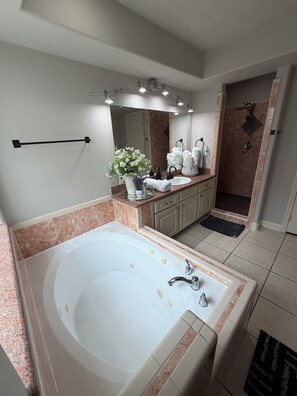 Jetted bath, eco-friendly toiletries, hair dryer, towels - Charming 3-bedroom house with private pool in Houston (Houston)
