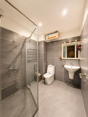 Basic-Zimmer, Balkon, Stadtblick | Badezimmer | Dusche, kostenlose Toilettenartikel, Haartrockner, Hausschuhe