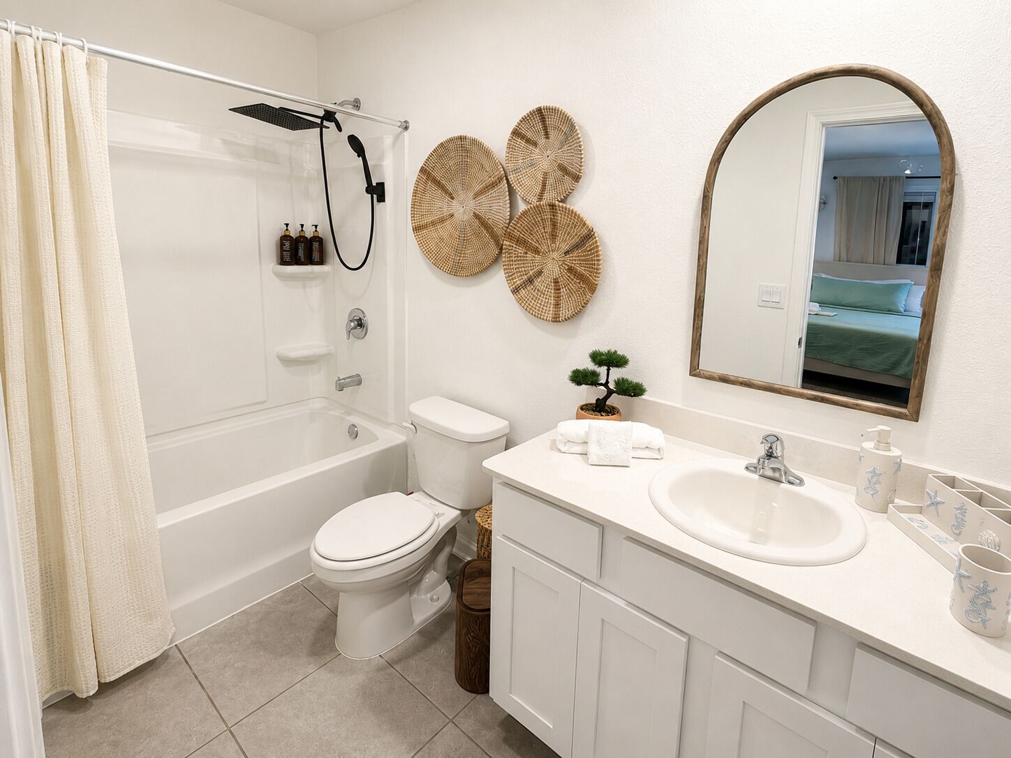 Een haardroger, een bidet, handdoeken, zeep