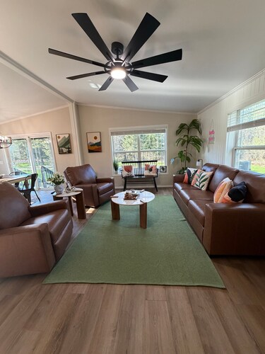 Stunning Pool House Between Lakewood and Mountain