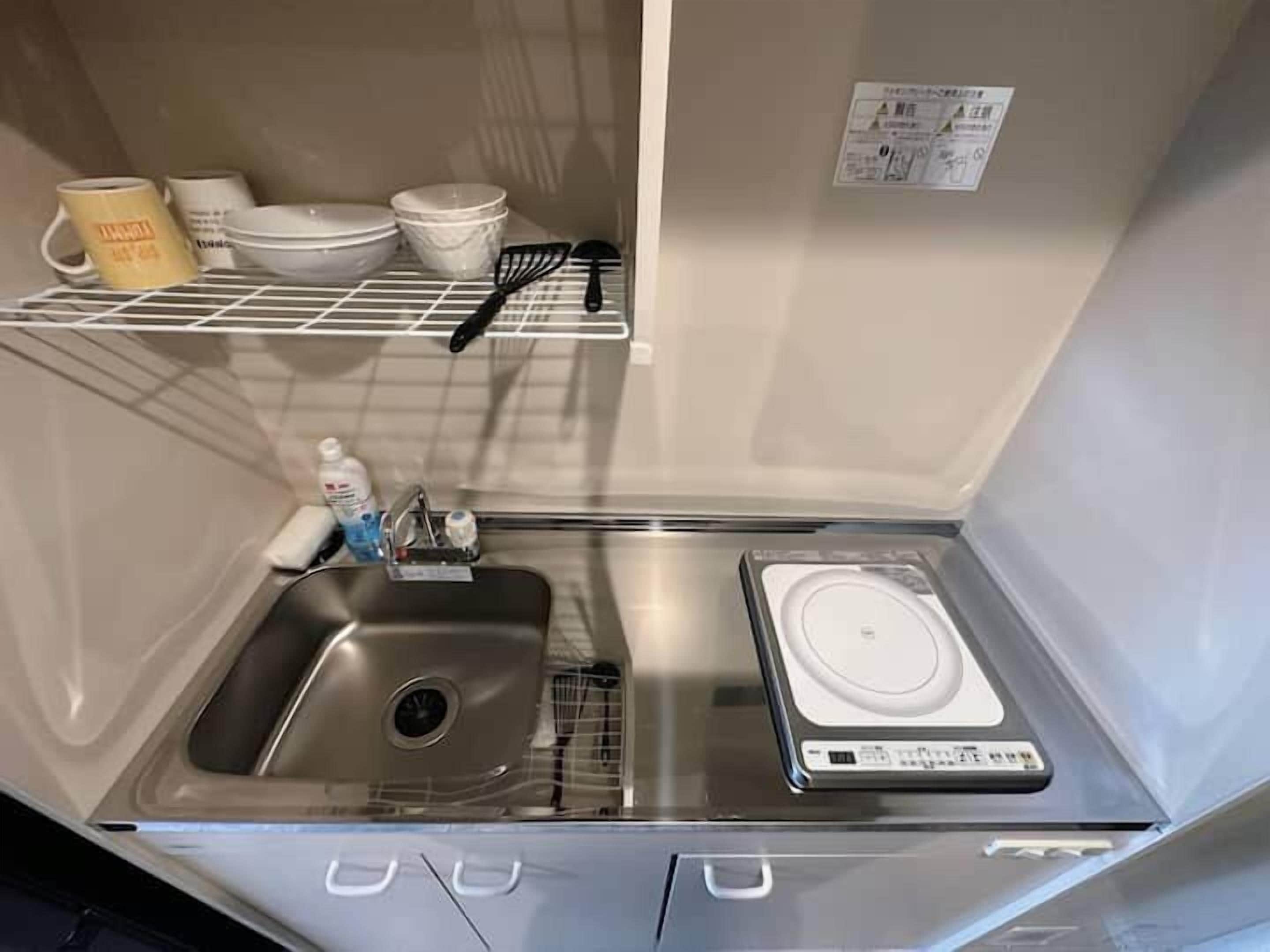 冷蔵庫、電子レンジ、コンロ、調理器具と食器