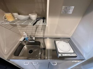 Fridge, microwave, stovetop, cookware/dishes/utensils - Dc Sakura Hotel - Namba South Branch (Osaka)