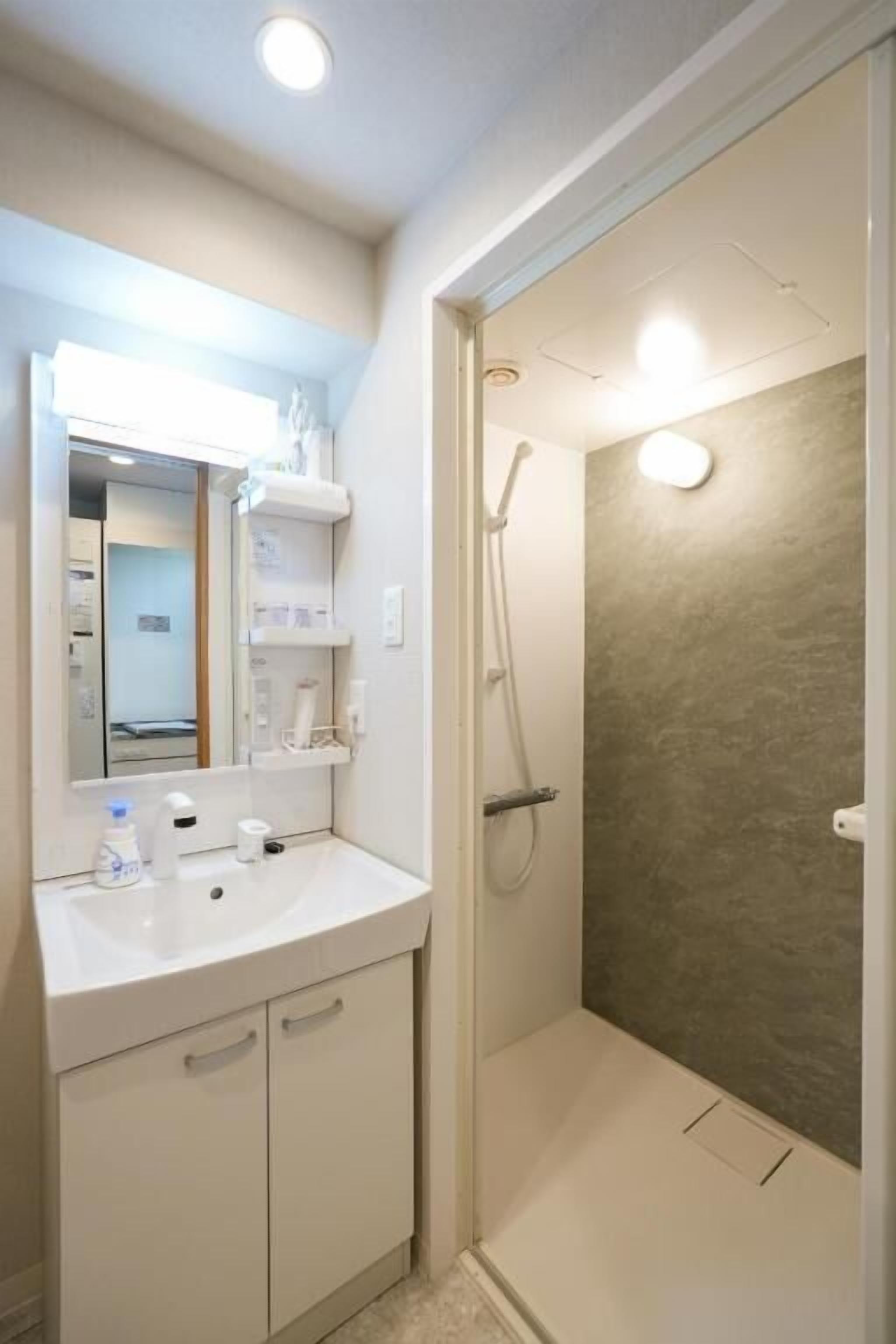 Dusche, kostenlose Toilettenartikel, Haartrockner, Hausschuhe