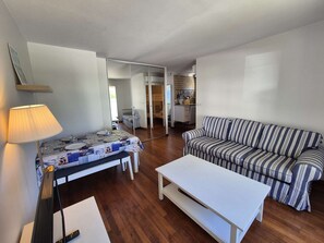 Living area - 2 rooms appartement, A/C, piscine, tennis (ST MANDRIER SUR MER)