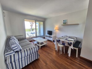 Living area - 2 rooms appartement, A/C, piscine, tennis (ST MANDRIER SUR MER)