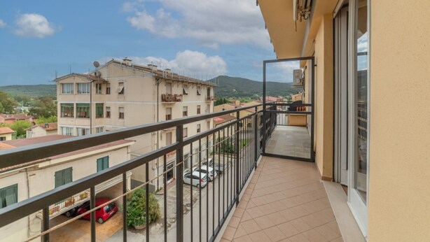 A balcony with a view of buildings and a mountain. - Bilocale la Marea - Goelba (Portoferraio)