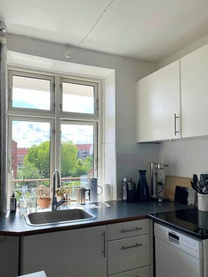 Oven, dishwasher, coffee/tea maker - Classic apartment with a balcony in Amagerbro (København)