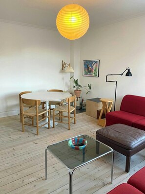 TV - Classic apartment with a balcony in Amagerbro (København)