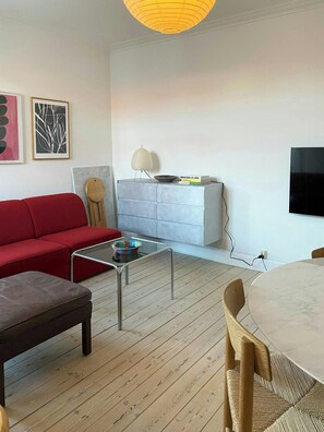 TV - Classic apartment with a balcony in Amagerbro (København)