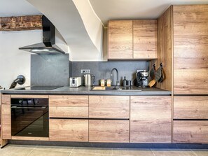 Kühlschrank, Ofen, Geschirrspüler, Kochgeschirr/Geschirr/Besteck