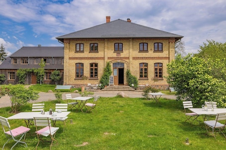 Exterior. Vacation apartment with garden terrace and sauna