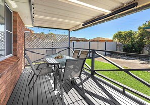 Outdoor dining - Woodford Beachside Escape - Easy Walk to Beach (Warilla)